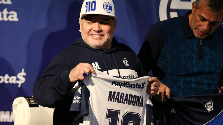 Maradona renueva contrato con Gimnasia y Esgrima hasta 2021