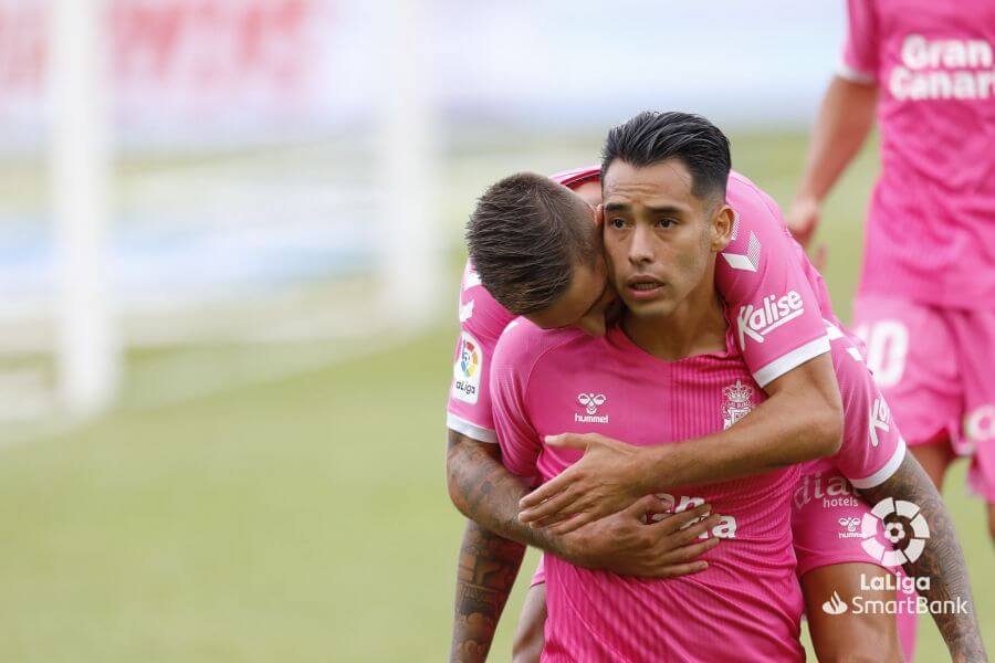 Araujo la lía y la UD Las Palmas funde al Almería (2-0)