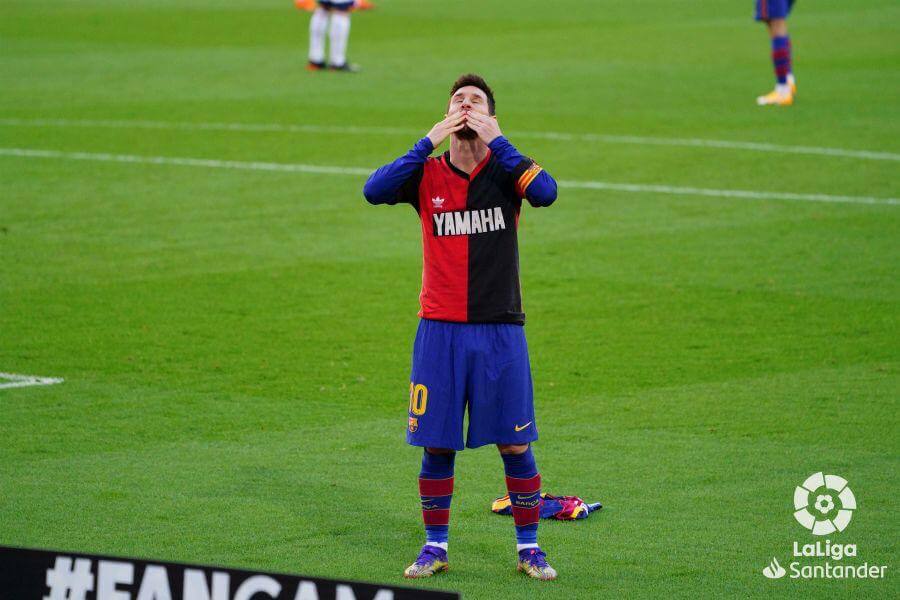 Barcelona, encabezado por su capitán Lionel Messi, rindió hoy un homenaje a Diego Armando Maradona