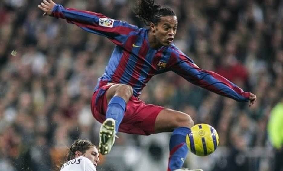 Ronaldinho cumple 41 años y recibe honores del planeta fútbol