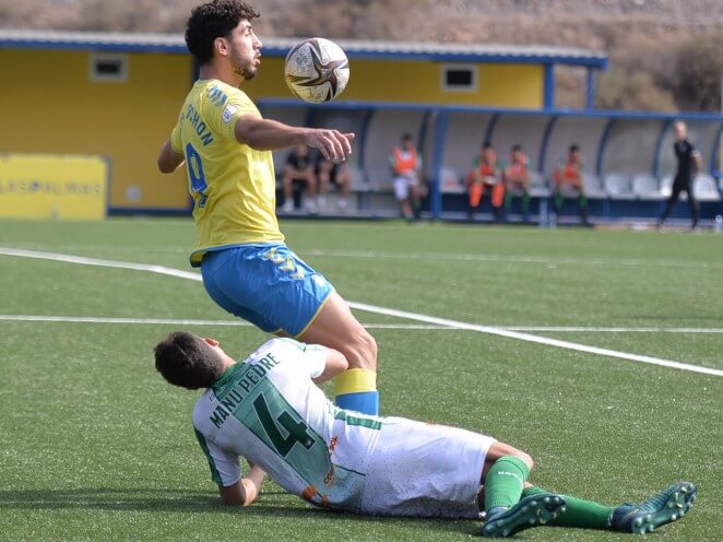 El filial encaja una severa goleada en el debut de Tino Luis (0-3)