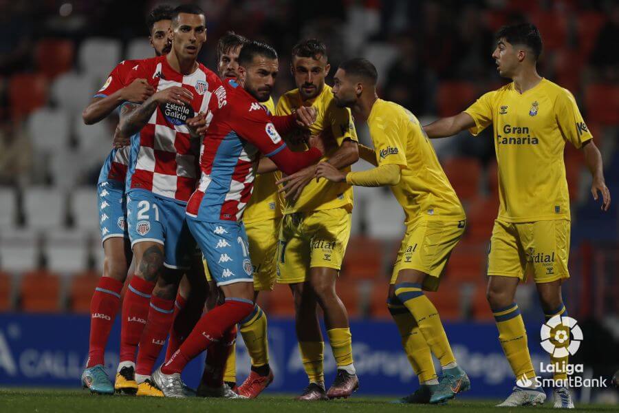 La UD Las Palmas abraza el liderato en el Anxo Carro (0-1)