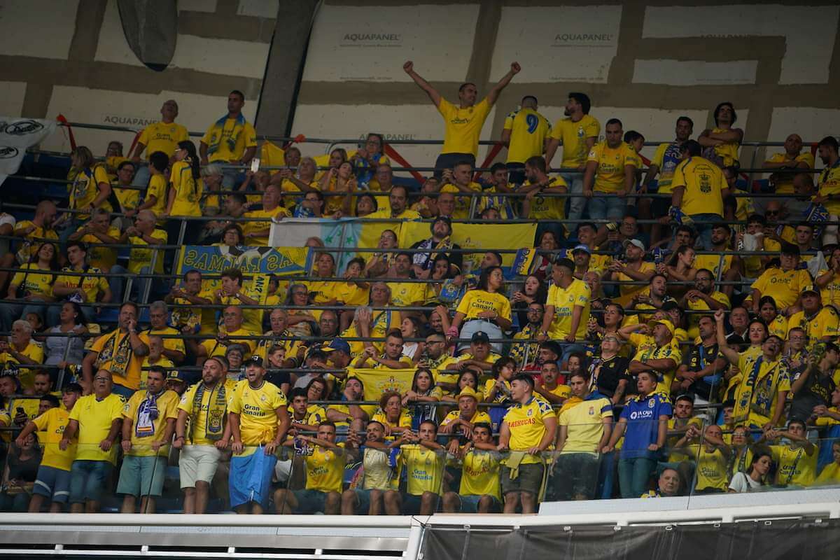 Más de 1000 aficionados de la UD Las Palmas animaron en el coliseo blanco 
