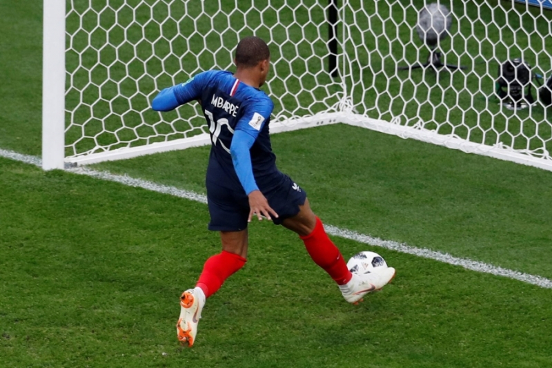 Francia se clasifica y Perú dice adiós (1-0)