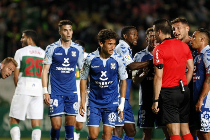 El Tenerife se estrella en el debut de Sampedro 